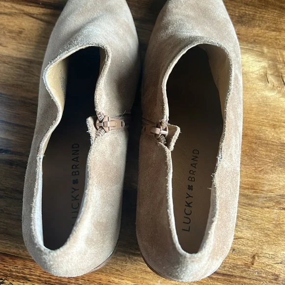 Lucky Brand Women’s 9.5 Tan Suede Landrue Pointed Ankle Booties Block Heel - Picture 9 of 10